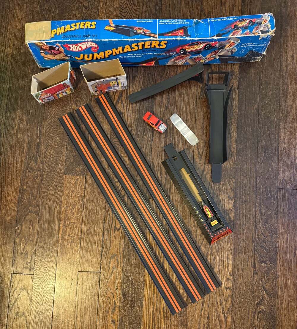 VTG 70s Hot Wheels Jumpmasters Adjust. Jump Set w/ Original Box & Track Pieces